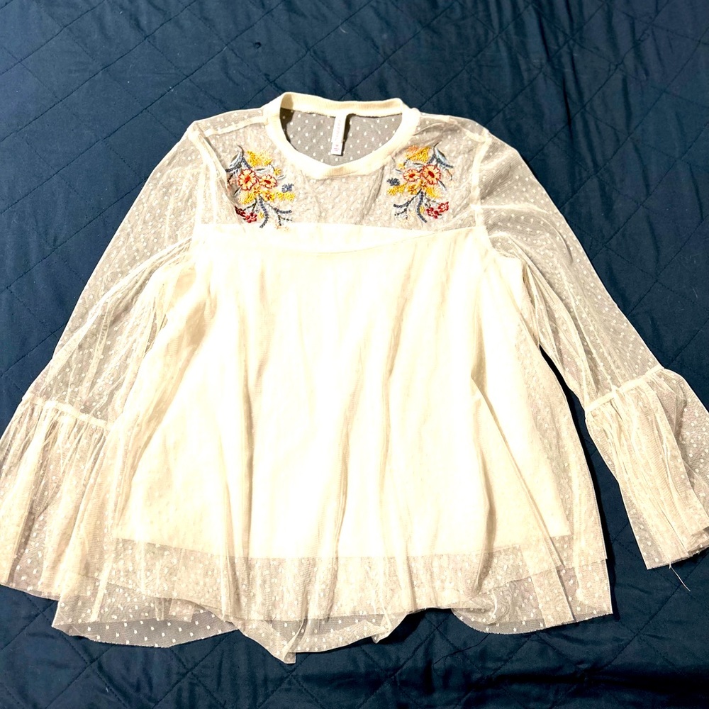 EUC Lace Bell Sleeve Embroidered Cream Shirt medium